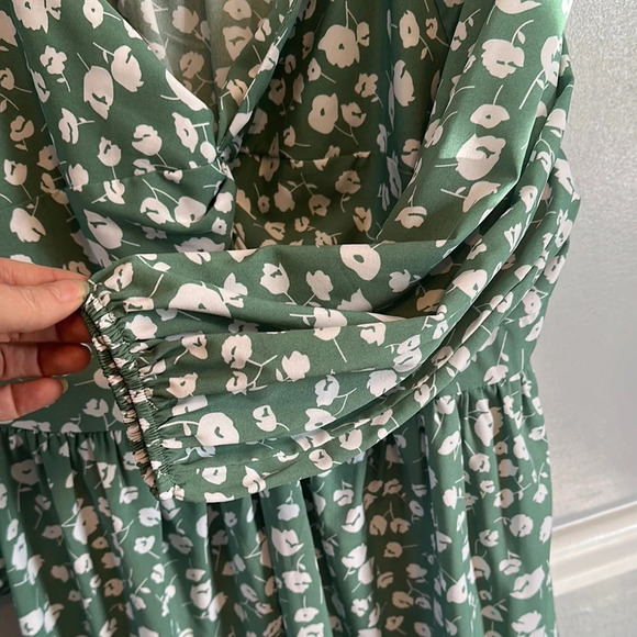 SHEIN Green Midi Dress with V-Neck and Bishop Sleeves - Picture 3 of 5